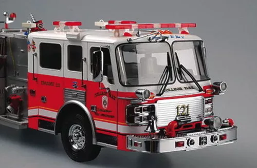 Trumpeter American LaFrance Eagle 2002 tűzoltóautó – 1:25 járműmakett