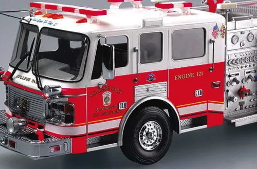 Trumpeter American LaFrance Eagle 2002 tűzoltóautó – 1:25 járműmakett