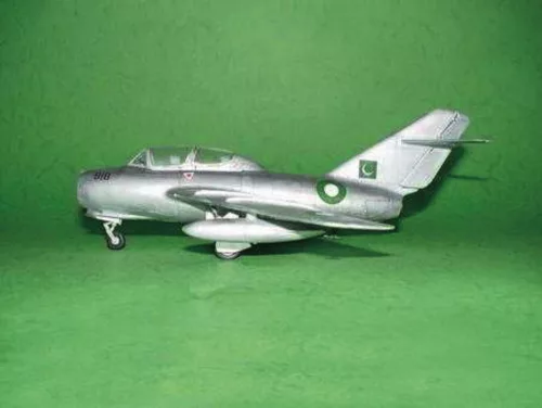 Trumpeter MiG-15 UTI Midget – 1:48 repülőgép makett