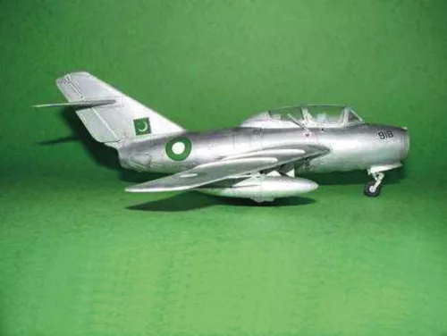 Trumpeter MiG-15 UTI Midget – 1:48 repülőgép makett