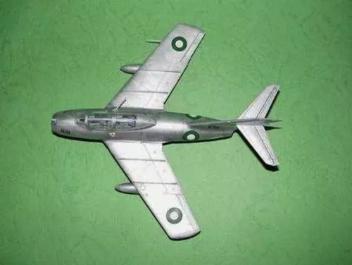 Trumpeter MiG-15 UTI Midget – 1:48 repülőgép makett