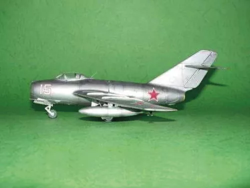 Trumpeter MiG-15 bis Fagot – 1:48 repülőgép makett