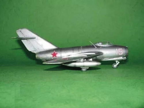 Trumpeter MiG-15 bis Fagot – 1:48 repülőgép makett