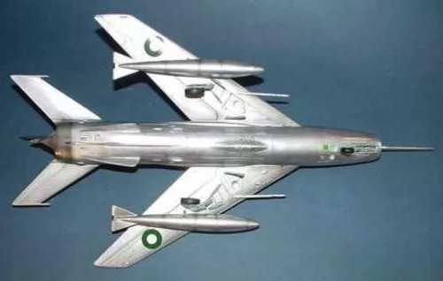Trumpeter Shenyang FT-6 kiképzőgép – 1:48 repülőgép makett