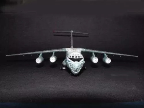Trumpeter Iljushin Il-76 Candid szállító repülőgép – 1:144 repülőgép makett