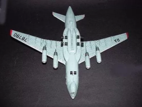 Trumpeter Iljushin Il-76 Candid szállító repülőgép – 1:144 repülőgép makett