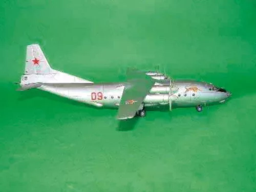 Trumpeter Antonov An-12 BK Cub – 1:100 repülőgép makett