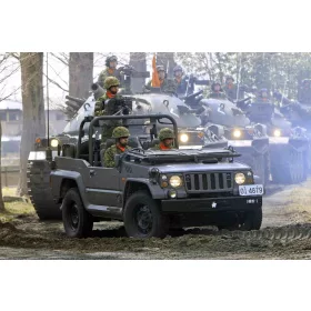   Trumpeter JGSDF Type 73 könnyű teherautó – felderítő változat – 1:35 katonai jármű makett
