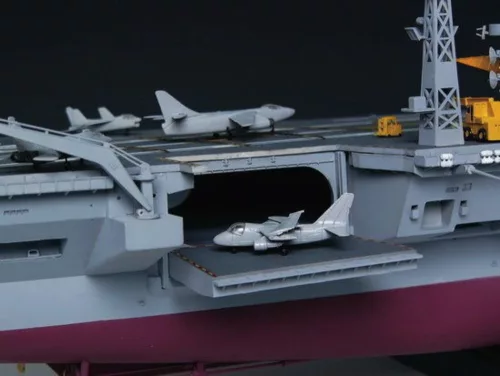 Trumpeter USS Nimitz CVN-68 1975 – 1:350 repülőgép-hordozó makett