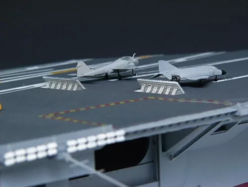 Trumpeter USS Nimitz CVN-68 1975 – 1:350 repülőgép-hordozó makett