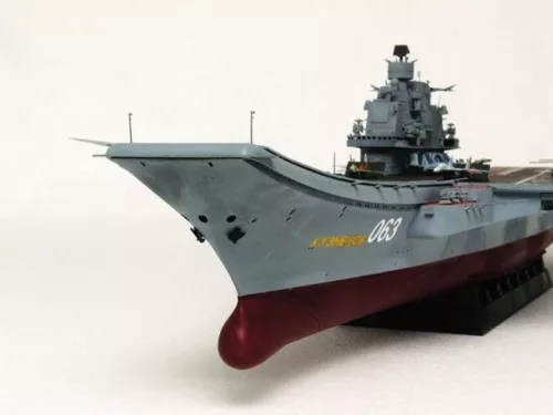 Trumpeter USSR AC Admiral Kuznetsov – 1:350 repülőgép-hordozó makett