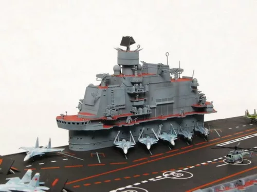 Trumpeter USSR AC Admiral Kuznetsov – 1:350 repülőgép-hordozó makett