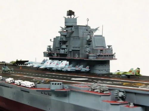 Trumpeter USSR AC Admiral Kuznetsov – 1:350 repülőgép-hordozó makett