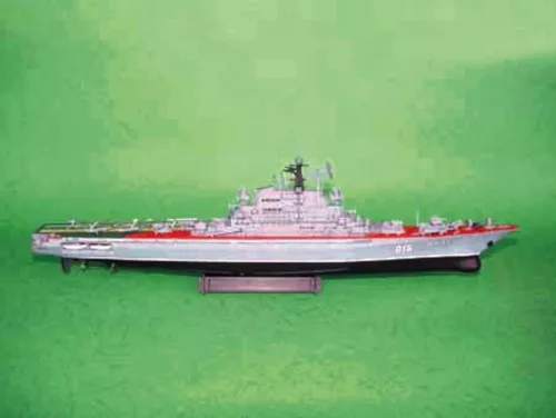 Trumpeter szovjet Minsk – 1:700 repülőgép-hordozó makett