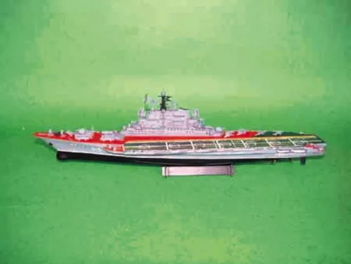 Trumpeter szovjet Minsk – 1:700 repülőgép-hordozó makett