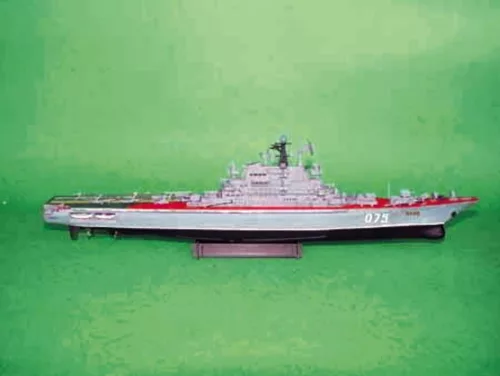 Trumpeter USSR Kiev – 1:700 repülőgép-hordozó makett