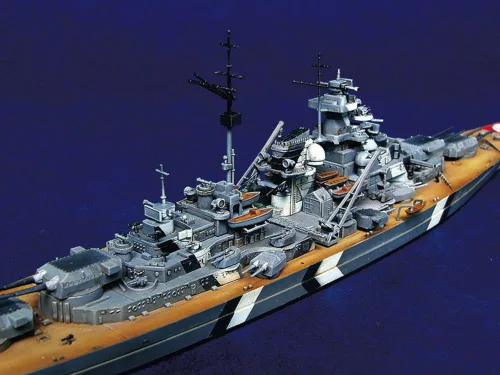 Trumpeter csatahajó Bismarck 1941 – 1:700 hajómakett